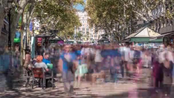 Rambla Revelry スペインのアイコニック バルセロナ ストリートのタイムラプス 何千人もの人々がこの賑やかな歩行者天国を通して毎日ストロールし 活気に満ちた混雑した大気を作り出します — ストック動画