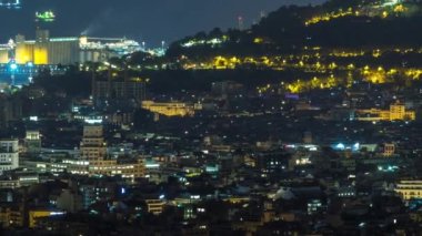 Barcelonas Nocturnal Sarılım: İspanya 'daki Carmel Sığınağı' ndan Gece Zaman Çizelgesi Panoraması. Hava Üst Manzarası, Şehir Işıkları Gün doğumundan Önce Bulutlu Sabahın Sakin Arkaplanı 'na Hafifçe Sönüyor