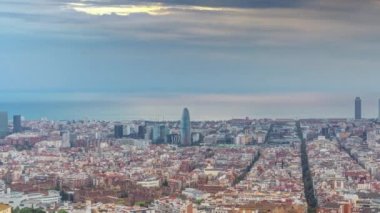 Barcelonas Dawn: İspanya 'daki Carmel Bunkers' tan Sunrise Timelapse Panorama. Hava Üst Manzarası, Işık Deliği Bulutları Rays of Light Pierce Bulutları, Renkli bir Gökyüzüne Karşı Canlı Renkler Boyama