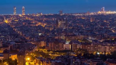 Barcelona Uyanışı: İspanya 'nın Gündüz Zamanlama Panoraması Canlı Şehir Manzarası. Carmel 'in Bunkers of Carmel' inden, Aerial Top View Frames Sagrada Familia Katedrali 'nden, Şehir Işıkları azar azar azalıyor.