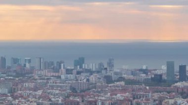 Barselona Uyanışı: İspanya 'daki Carmel Sığınağı' ndan Sunrise Timelapse Panorama. Aerial Top View, Bulutlar Arasında Işık Deliği, Modern Binalar ve Renkler Senfonisi ile Gökyüzünü Boyama