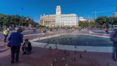 Placa de Catalunya, Barcelonas Merkez Meydanı 'nda zaman aşımı. İnsanlarla Dinamik Sahne, Merkezi Çeşme ve Şehir Yaşamına Hayat Arkaplanı Olarak Hizmet Veren Bir Çiçek Yatağı