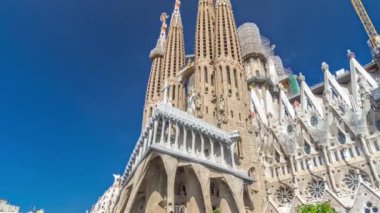 Sagrada Familia: İspanya 'nın Barcelona kentindeki Iconic Roma Katolik Kilisesi' nden Timelapse Hyperlapse. Sonbaharın ortasında Zarif Yeşillik ve Mavi Bulutlu Gökyüzünün Altında Mimari Mucizeye Tanık Ol.