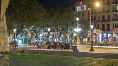 Barcelona, İspanya 'daki La Rambla Caddesi zaman çizelgesi. Binlercesinin günlük gezdiği canlı bir yaya bölgesi. Katalonya Meydanı 'ndan yakalanan bu Gece Perspektifi Barcelonas' ın Yaşamının Kalbini Gösteriyor