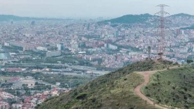Barcelona ve Badalona Skylines 'ın akşam programları. İberik Puig Castellar Köyü 'nden Havadan Bakış Alanı, Evlerin Çatı ve Denizlerin Ufukta Görünüşü, Resimli Panorama Oluşturma
