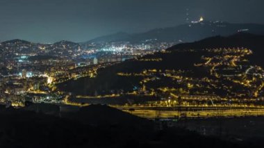 Barcelona ve Badalona Skylines 'ın Gece Zamanlaması. İberik Puig Castellar Köyü 'nden Havadan Bakış Alanı, Evlerin Çatıları, Ufukta Tibidabo, Yıldızlı Gece Gökyüzü Altında Aydınlandı