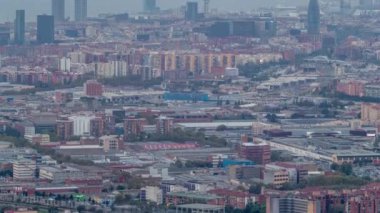 Barcelona ve Badalona Skylines 'ın akşam programları. İberik Puig Castellar Köyü 'nden Hava Manzarası, Evlerin Vitrinleri, Ufuk Denizi ve Limanlar ve Gökdelenler Şehri