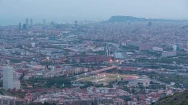 Barcelona ve Badalona Skylines 'ın Gece Zamanlaması' na. İberic Puig Castellar Village Viewpoint 'ten Hava Görüntüsü, Ufukta Evlerin ve Denizin Çatı Gösterimi Şehir Akşama Süzülürken