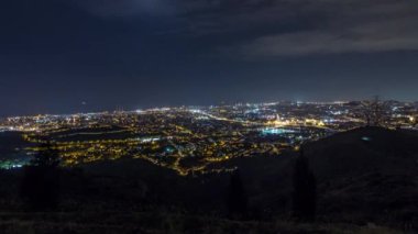 Barcelona ve Badalona Skylines 'ın Gece Zamanlaması. İberik Puig Castellar Köyü 'nden Havadan Bakış Alanı, Evlerin Aydınlatıcı Çatı ve Yıldızlı Gece Gökyüzünün Altındaki Deniz