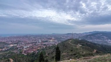 Barcelona ve Badalona Skylines 'ın Gece Zamanlaması' na. İberik Puig Castellar Köyü 'nden Havadan Bakış Alanı, Evlerin Çatı Gösterimi ve Ufukta Deniz, Şehir Dönüşümleri