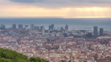Barcelonas Morning Palette: İspanya 'daki Carmel Bunkers' tan Sunrise Timelapse Panorama. Havadan Üst Görünüm, Bulutların Arasından Işık Işıkları, Modern Şehir Manzarası Üzerine Renkli Bir Tablo Dökme