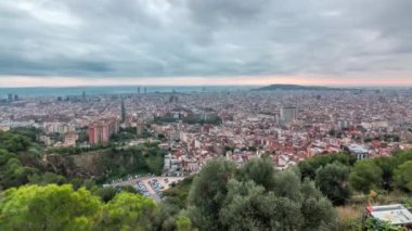 Barcelonas Dawn Tapestry: İspanya 'daki Carmel Sığınağı' ndan Sunrise Timelapse Panorama. Tepeden Havadan Üst Görünüm, Bulutlar Arasında Işık Işınları, Gökyüzünü Renkler Spektrumu ile Boyamak