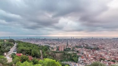 Barcelonas Sunrise Goblen: Timelapse Panorama İspanya 'daki Carmel Bunkers' dan. Hava Üst Manzarası, Bulutların Arasında Işık huzmeleri, Renkli Sabah Gökyüzüne karşı canlı bir duvar halısı oluşturma
