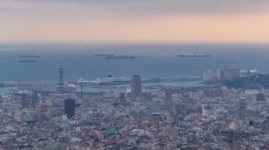 Barcelona, İspanya 'daki Carmel Bunkers' tan Sunrise Timelapse Panorama. Hava Üst Manzarası, Bulutların Arasında Işık huzmeleri, Canlı Liman Şehri 'ne Renkli Parıltı saçıyor.