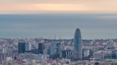 İspanya 'daki Carmel Bunkers' tan Barcelonas Sunrise Timelapse Panorama. Havadan Üst Görünüm, Bulutların Arasından Işık Işıkları, Gökdelenleri Aydınlatma ve Gökyüzünü Renklerin Spektrumu ile Boyama