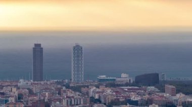 Barcelona gökdelenlerinden Sunrise Timelapse Panorama İspanya 'daki Carmel sığınaklarından. Hava Üst Manzarası, Sabah Işıkları Şehir Manzarası 'na Portakal Parıltısı döküp Muhteşem Şafak Örtüsü Oluşturuyor