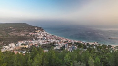 Atlantik Okyanusu 'nun ortasındaki Susimbra Köyü' nün sahil manzarası. Castle 'ın bakış açısından tipik evlerle dolu akşam manzarası. Portekiz