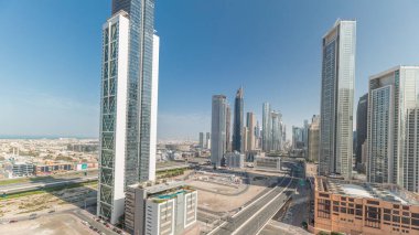 Panorama Dubai şehir merkezi ve Business Bay ufuk çizgisini birçok zaman kulesiyle gösteriyor. Akıllı şehir şehrindeki iş alanı. Gökdelen ve yüksek binalar yukarıdan, BAE.