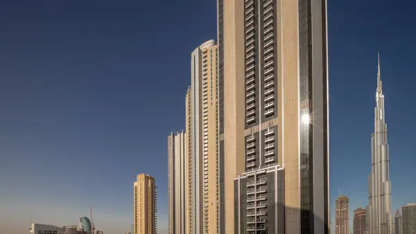 ドバイのダウンタウンの最も高い高層ビルとビジネスベイは 一晩中ショッピングモールの空中近くの大通りに位置し 日光のタイムラプス 点灯するイルミネーションとライト — ストック写真