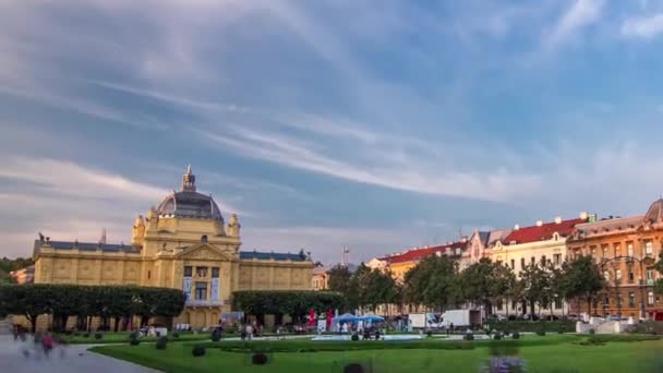 クロアチアのザグレブの日没時に トミスラフ王広場のアートパビリオンのパノラマのタイムラプスビュー 大規模な展覧会に対応するために特別に設計された南東ヨーロッパで最も古いギャラリー — ストック動画