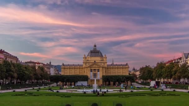 クロアチアのザグレブにあるキング トミスラフ広場にあるアートパビリオンは 昼から夜へと移行するパノラマの時間を過ごすことができます 大規模な展覧会に対応するために特別に設計された南東ヨーロッパで最も古いギャラリー — ストック動画