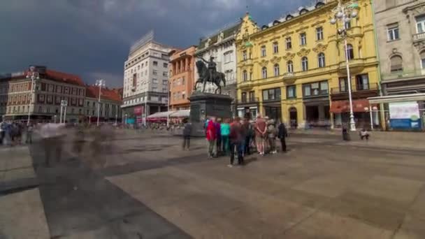 中央市の広場にバンJelacic記念碑Trg Bana Jelacicaは クロアチアのザグレブで大規模な崩壊を経験しました カラフルな歴史的建造物や人々が歩き回る — ストック動画