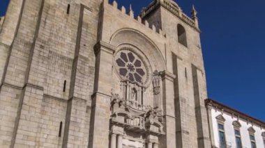 Porto Katedrali ya da Se Katedrali güneşli bir günde mavi gökyüzü ile porto zaman aşımına uğruyor. Romanesk ve Gotik mimari.