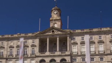 Palacio da Bolsa zaman atlaması. Saat ve değirmenli Borsa Sarayı Porto, Portekiz 'de tarihi bir binadır.