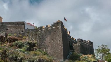 Eski Fortaleza de Sao Tiago şatosu Tepenin tepesinde, gökyüzü mavi bulutlu Funchal, Madeira, Portekiz