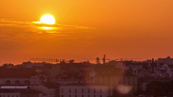 ポルトガルの秋の夜のタイムラプスで赤い屋根とオレンジの空を持つ都市中心部の日没の空中スカイラインのリスボン ソフィア Breyner Andresen視点 — ストック動画