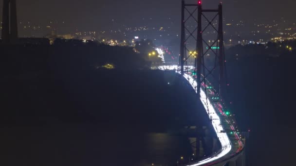 从蒙桑托夜晚的观点看里斯本和阿尔马达的全景 4月25日的桥上点亮了车辆 与Cristo Rei纪念碑的空中俯瞰 — 图库视频影像