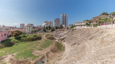 Yukarıdan Durres Amfitiyatrosunu (Amphitheatrum Dyrrhachium) gösteren panorama. Arnavutluk 'un Durres kentindeki antik Roma amfitiyatrosunun kalıntıları.
