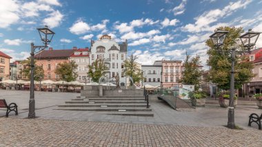 Panorama, Old Town Pazar Meydanı 'ndaki tarihi evlerle birlikte Neptün çeşmesini gösteriyor. Şemsiyeli bir sürü kafe. Polonya 'nın Bielsko-Biala şehrinde eski bir kasaba