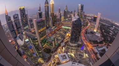 Dubai 'deki Sheikh Zayed Yolu' ndaki gökdelenlerin gökyüzü panoramasından gece geçiş zamanına, BAE. Uluslararası Finans Merkezi 'nde yukarıdan aydınlatılmış gökdelenler