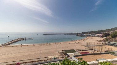 Panorama, Atlantik Okyanusu 'nun ortasındaki Susimbra Köyü' nün yeşil bahçesini ve sahil şeridini gösteriyor. Sahil manzarası ve yukarıdan çimenli liman manzarası. Portekiz