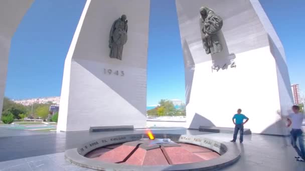 Zeitraffer Hyperlapse Von Mangistau Heldenporträts Der Ewigen Flamme Aktau Kasachstan — Stockvideo