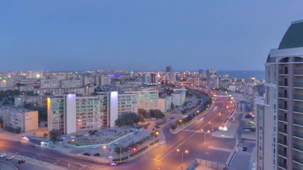 黄昏至黑夜全景 位于里海沿岸的Aktau市 空中俯瞰展现了从日落向黑夜的过渡 照亮了哈萨克斯坦的海滨美景 — 图库视频影像