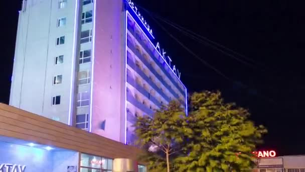 Aktau Vista Noturna Com Hotel Timelapse Hyperlapse Edifício Iluminado Adiciona — Vídeo de Stock