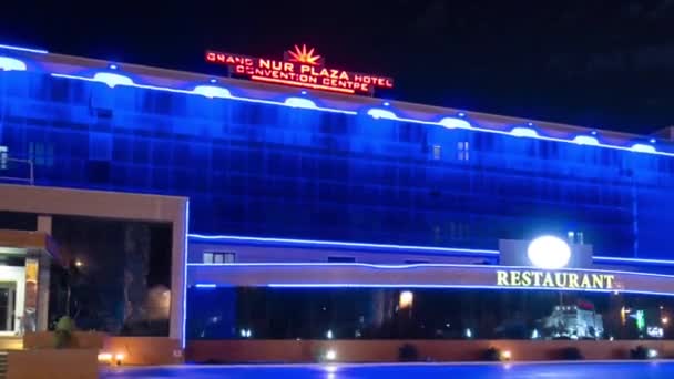 大屿山与宾馆 餐厅的夜幕低垂 明亮的建筑照亮了哈萨克斯坦充满活力的心脏地带的夜空 — 图库视频影像