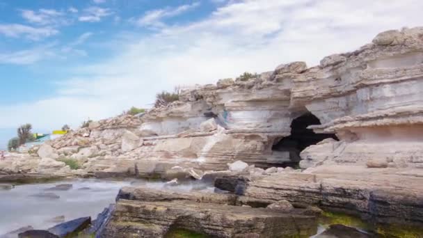 Hazar Denizi Nin Terkedilmiş Sahil Kıyısı Kükreyen Dalgalar Mavi Gökler — Stok video