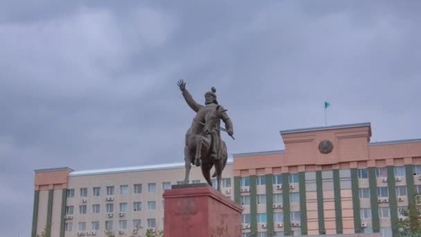 Abulkhair Khan Monument Timelapse Hyperlapse Aktobe City Zachodni Kazachstan Chmury — Wideo stockowe