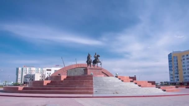 Timelapse Hyperlapse Monumentet Över Kazakiska Hjältar Makhambet Utemisov Och Isat — Stockvideo
