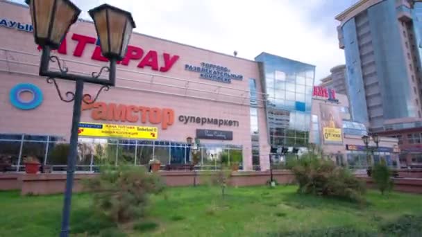 Atyrau Şehri Alışveriş Merkezi Zaman Aşımı Hiperlapası Yeşil Bahçe Ziyaretçilerini — Stok video