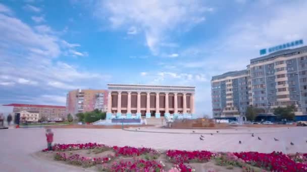 Timelapse Hyperlapse Mahambet Utemissov Theatre Atyrau City Kazachstanie Słoneczny Dzień — Wideo stockowe