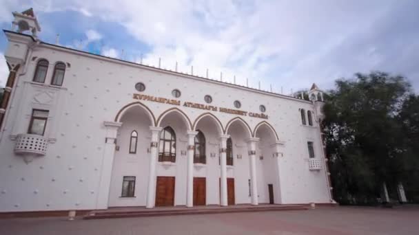 Timelapse Hyperlapse Historiska Byggnaden Atyrau City Kazakstan Blå Molnig Himmel — Stockvideo