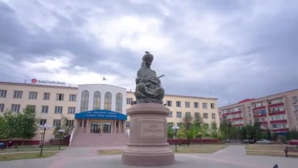 Timelapse Hyperlapse Dina Nurpeisova Monument Atyrau City Kazakstan Blå Molnig — Stockvideo