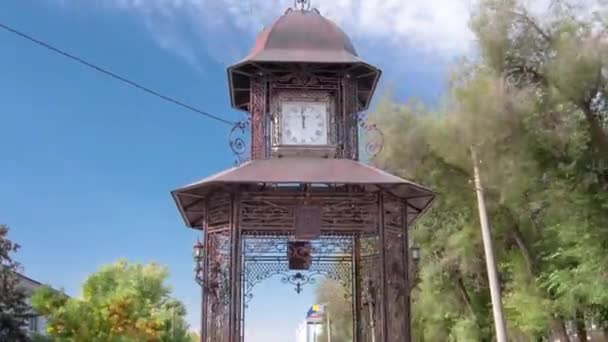 Timelapse Hyperlapse Belo Parque Com Relógio Pavilhão Coração Uralsk Dia — Vídeo de Stock