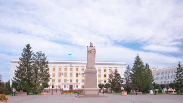 Timelapse Hyperlapse Monument Abai Uralsk Glimpse Pedestrian Zone City Center — Stock Video