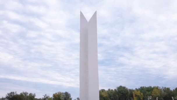 哈萨克斯坦乌拉尔斯克市第二次世界大战纪念物的时间流逝 在多云的天空下高唱颂歌 向过去的牺牲和英雄主义致敬 — 图库视频影像