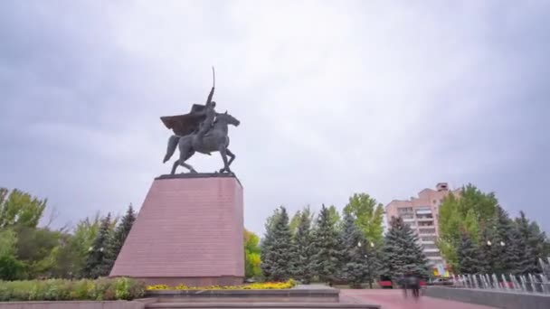 Timelapse Hiperlapso Monumento Chapaev Uralsk Paseo Por Zona Peatonal Centro — Vídeos de Stock